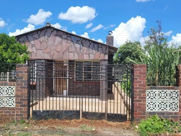 Beautifully Renovated House in Glen View 2